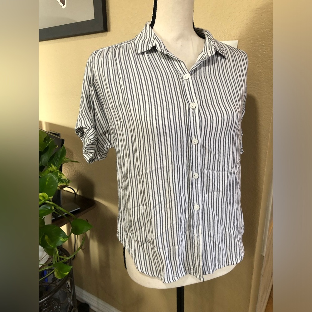 Universal Threads women’s button down top size x-small